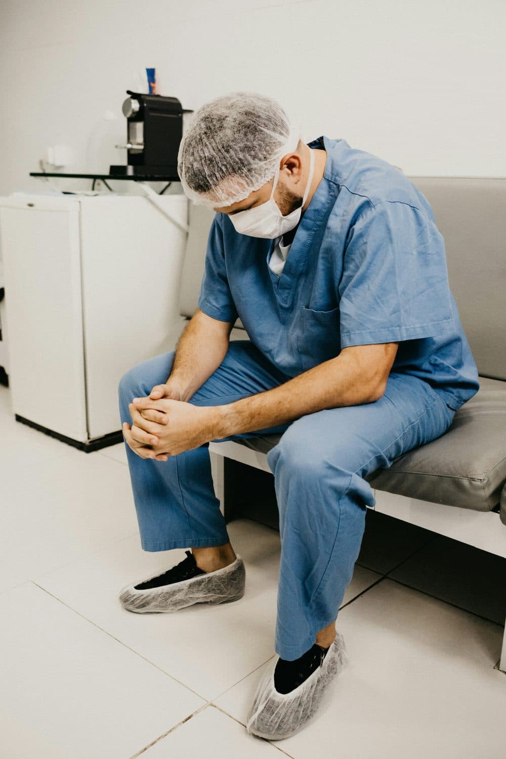 Profesional de salud agotado tras una jornada sin procesos claros ni indicadores